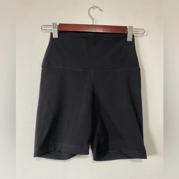 Yogalicious Lux Womens S Solid Black 5” Inseam Hidden Pocket Smooth Shorts - Picture 1 of 3